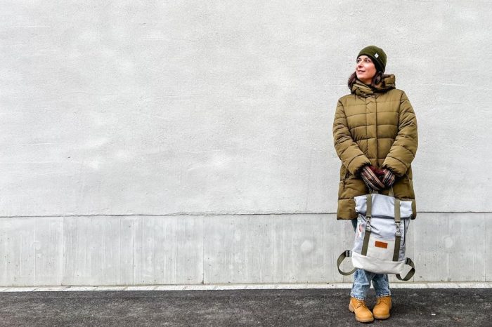 negozio-ecosostenibile-fabricup la fondatrice di FabricUp che tiene in mano lo zaino sostenibile in jeans